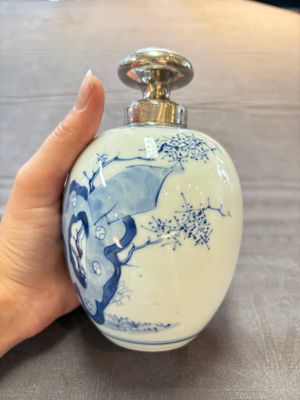 A Chinese blue and white 'Shoulao' tea caddy with silver mount and cover, Chenghua mark, Kangxi — foto 3