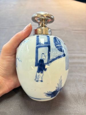 A Chinese blue and white 'Shoulao' tea caddy with silver mount and cover, Chenghua mark, Kangxi — foto 4