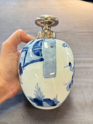 A Chinese blue and white 'Shoulao' tea caddy with silver mount and cover, Chenghua mark, Kangxi — foto 5
