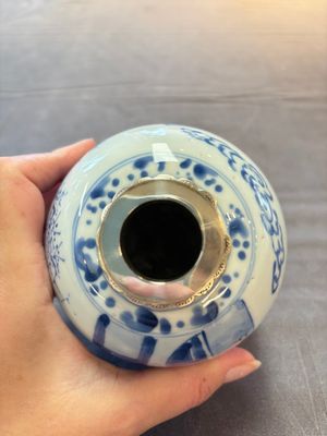 A Chinese blue and white 'Shoulao' tea caddy with silver mount and cover, Chenghua mark, Kangxi — foto 6