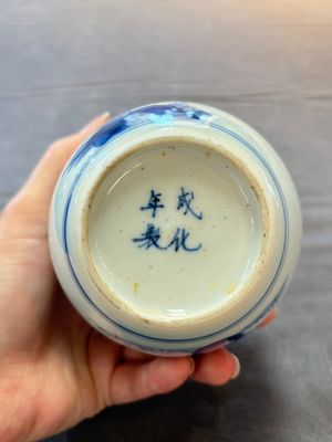 A Chinese blue and white 'Shoulao' tea caddy with silver mount and cover, Chenghua mark, Kangxi — foto 7