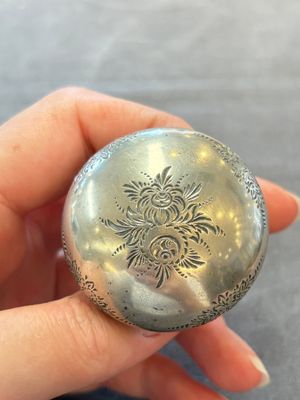 A Chinese blue and white 'Shoulao' tea caddy with silver mount and cover, Chenghua mark, Kangxi — foto 8