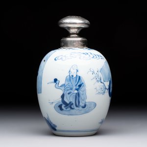 A Chinese blue and white 'Shoulao' tea caddy with silver mount and cover, Chenghua mark, Kangxi — foto 1