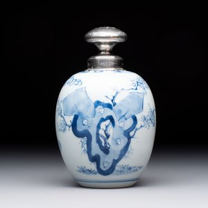 A Chinese blue and white 'Shoulao' tea caddy with silver mount and cover, Chenghua mark, Kangxi — foto 2