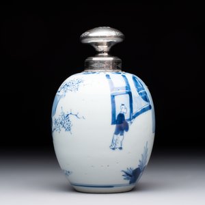 A Chinese blue and white 'Shoulao' tea caddy with silver mount and cover, Chenghua mark, Kangxi — foto 3