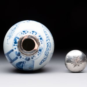 A Chinese blue and white 'Shoulao' tea caddy with silver mount and cover, Chenghua mark, Kangxi — foto 5