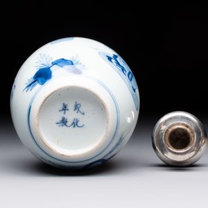 A Chinese blue and white 'Shoulao' tea caddy with silver mount and cover, Chenghua mark, Kangxi — foto 6