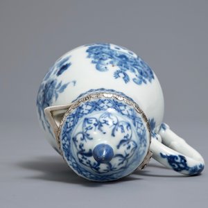 A Chinese blue and white silver-mounted armorial jug and cover, Qianlong — 照片 7