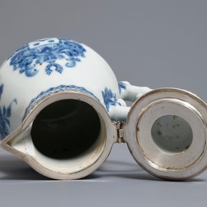 A Chinese blue and white silver-mounted armorial jug and cover, Qianlong — 照片 8