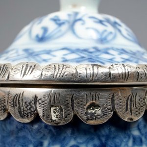 A Chinese blue and white silver-mounted armorial jug and cover, Qianlong — 照片 9