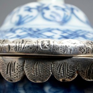 A Chinese blue and white silver-mounted armorial jug and cover, Qianlong — 照片 10