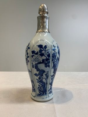 A Chinese blue and white silver-mounted bottle vase, Chenghua mark, Kangxi — photo 4