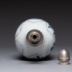 A Chinese blue and white silver-mounted bottle vase, Chenghua mark, Kangxi — photo 7