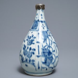 A Chinese blue and white silver-mounted bottle vase, Wanli — 照片 2
