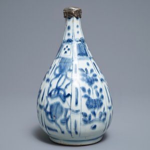 A Chinese blue and white silver-mounted bottle vase, Wanli — 照片 4