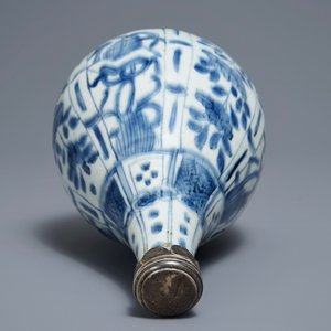 A Chinese blue and white silver-mounted bottle vase, Wanli — 照片 6