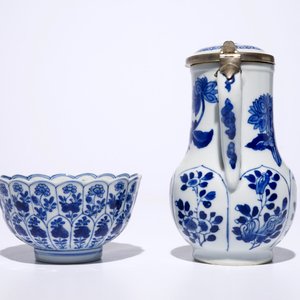 A Chinese blue and white silver-mounted jug and cover, a cup and saucer and three saucer plates, Kangxi — photo 3
