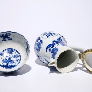 A Chinese blue and white silver-mounted jug and cover, a cup and saucer and three saucer plates, Kangxi — photo 6