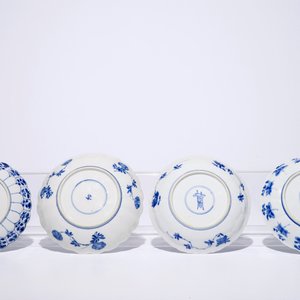 A Chinese blue and white silver-mounted jug and cover, a cup and saucer and three saucer plates, Kangxi — photo 10