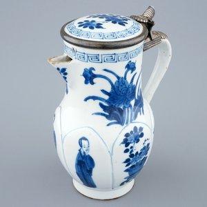 A Chinese blue and white silver-mounted jug and cover, Kangxi — 照片 1