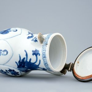 A Chinese blue and white silver-mounted jug and cover, Kangxi — 照片 5