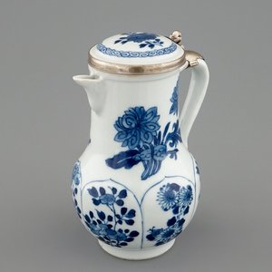 A Chinese blue and white silver-mounted jug and cover, Kangxi — 照片 1