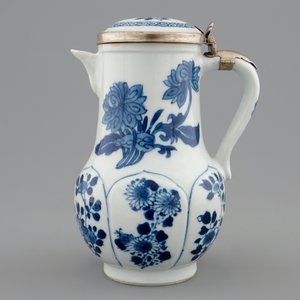 A Chinese blue and white silver-mounted jug and cover, Kangxi — 照片 2