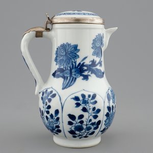 A Chinese blue and white silver-mounted jug and cover, Kangxi — 照片 4
