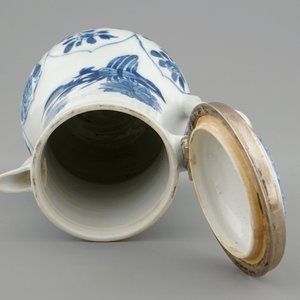 A Chinese blue and white silver-mounted jug and cover, Kangxi — 照片 7