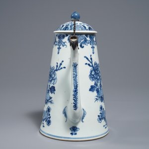 A Chinese blue and white silver-mounted jug and cover, Qianlong — photo 2