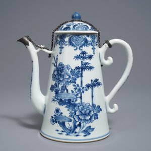 A Chinese blue and white silver-mounted jug and cover, Qianlong — photo 5