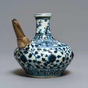A Chinese blue and white silver-mounted kendi, Ming — 照片 1