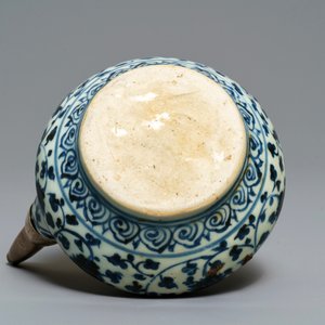 A Chinese blue and white silver-mounted kendi, Ming — 照片 7