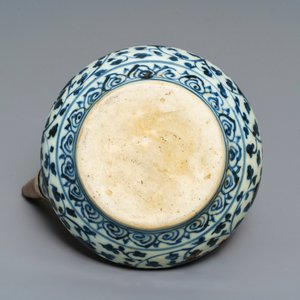 A Chinese blue and white silver-mounted kendi, Ming — 照片 8
