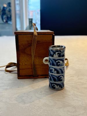 A Chinese blue and white silver-mounted 'sea waves' bird feeder and a wooden box, Xuande mark, 19/20th C. — photo 1
