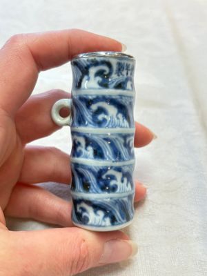 A Chinese blue and white silver-mounted 'sea waves' bird feeder and a wooden box, Xuande mark, 19/20th C. — photo 2