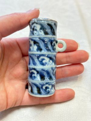 A Chinese blue and white silver-mounted 'sea waves' bird feeder and a wooden box, Xuande mark, 19/20th C. — photo 4