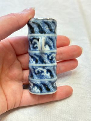 A Chinese blue and white silver-mounted 'sea waves' bird feeder and a wooden box, Xuande mark, 19/20th C. — photo 5