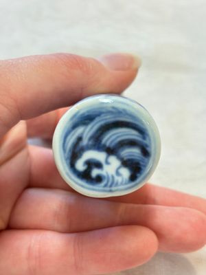 A Chinese blue and white silver-mounted 'sea waves' bird feeder and a wooden box, Xuande mark, 19/20th C. — photo 7