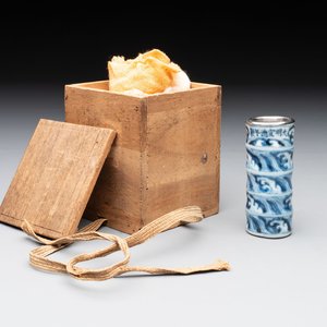 A Chinese blue and white silver-mounted 'sea waves' bird feeder and a wooden box, Xuande mark, 19/20th C. — photo 1