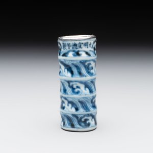A Chinese blue and white silver-mounted 'sea waves' bird feeder and a wooden box, Xuande mark, 19/20th C. — photo 2