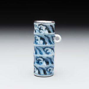 A Chinese blue and white silver-mounted 'sea waves' bird feeder and a wooden box, Xuande mark, 19/20th C. — photo 3