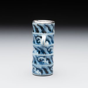 A Chinese blue and white silver-mounted 'sea waves' bird feeder and a wooden box, Xuande mark, 19/20th C. — photo 4