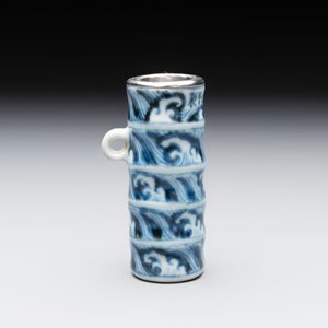 A Chinese blue and white silver-mounted 'sea waves' bird feeder and a wooden box, Xuande mark, 19/20th C. — photo 5