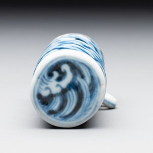 A Chinese blue and white silver-mounted 'sea waves' bird feeder and a wooden box, Xuande mark, 19/20th C. — photo 7