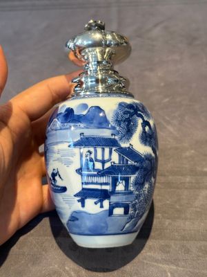 A Chinese blue and white silver mounted tea caddy with a river landscape, Kangxi — foto 1