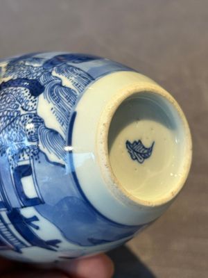 A Chinese blue and white silver mounted tea caddy with a river landscape, Kangxi — foto 11
