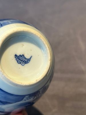 A Chinese blue and white silver mounted tea caddy with a river landscape, Kangxi — foto 12