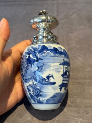 A Chinese blue and white silver mounted tea caddy with a river landscape, Kangxi — foto 2