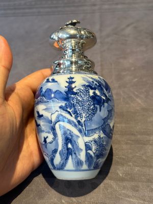 A Chinese blue and white silver mounted tea caddy with a river landscape, Kangxi — foto 3